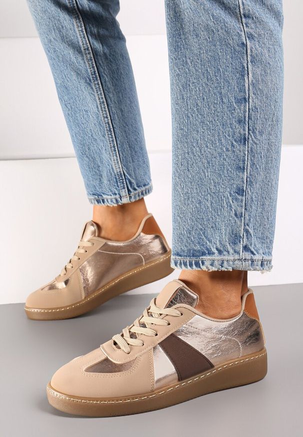 Renee - Ciemnobeżowe Sneakersy na Płaskiej Podeszwie Ozdobione Metalicznymi Elementami Nevlise. Nosek buta: okrągły. Zapięcie: sznurówki. Kolor: beżowy. Materiał: materiał. Wzór: aplikacja. Obcas: na płaskiej podeszwie. Wysokość obcasa: niski