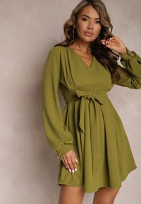 Renee - Zielona Rozkloszowana Sukienka Mini z Wiązanym Paskiem Lavendra. Kolor: zielony. Materiał: materiał. Typ sukienki: kopertowe. Długość: mini #1