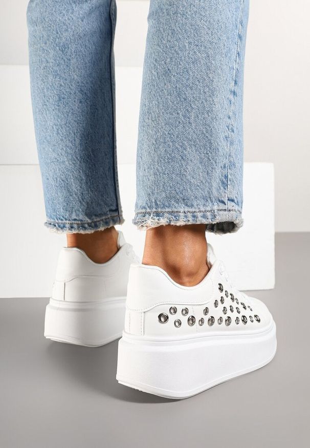 Renee - Białe Sneakersy na Niskiej Platformie z Aplikacjami przy Cholewce Maristia. Okazja: na co dzień. Nosek buta: okrągły. Kolor: biały. Szerokość cholewki: normalna. Wzór: aplikacja. Sezon: wiosna, lato. Obcas: na platformie