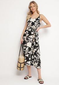Born2be - Czarno-Kremowa Rozkloszowana Sukienka z Wiskozą w Kwiatowy Wzór Juliade. Okazja: na co dzień. Kolor: czarny. Materiał: wiskoza. Długość rękawa: na ramiączkach. Wzór: kwiaty. Sezon: lato. Styl: casual, elegancki #4