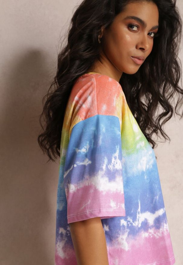 Renee - Niebiesko-Różowy T-shirt z Krótkim Rękawem i Wzorem Tie-Dye Orya. Kolor: niebieski. Długość rękawa: krótki rękaw. Długość: krótkie