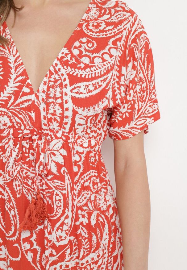 Born2be - Czerwona Sukienka W stylu Boho z Gumką w Pasie i Chwostami Wornima. Kolor: czerwony. Styl: boho