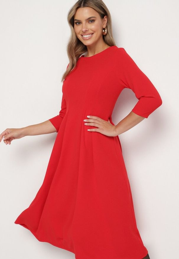 Born2be - Czerwona Rozkloszowana Sukienka Ozdobiona Przeszyciami Reamira. Okazja: na co dzień. Typ kołnierza: dekolt w łódkę. Kolor: czerwony. Wzór: aplikacja. Styl: elegancki, casual