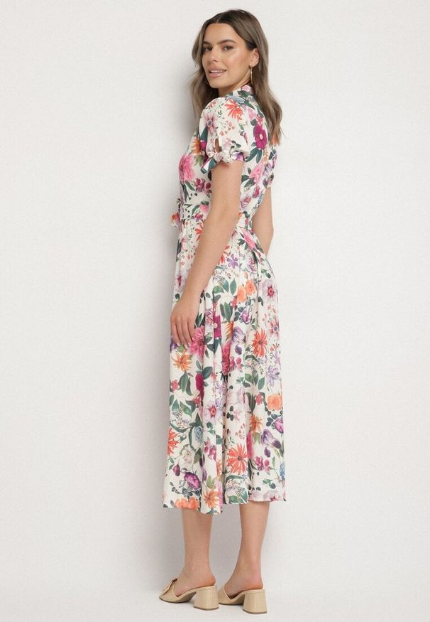 Born2be - Jasnobeżowa Rozkloszowana Sukienka o Koszulowym Kroju z Paskiem w Kwiatowy Wzór Fevelorine. Okazja: na co dzień. Kolor: beżowy. Wzór: kwiaty. Typ sukienki: koszulowe. Styl: casual