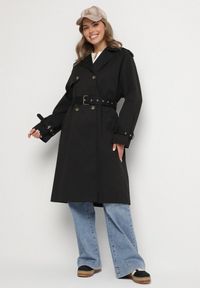 Born2be - Czarny Płaszcz Dwurzędowy Trencz Ozdobiony Paskiem i Pagonami Malwissa. Okazja: na co dzień. Kolor: czarny. Materiał: jeans. Wzór: aplikacja. Sezon: wiosna, jesień. Styl: casual, elegancki #1