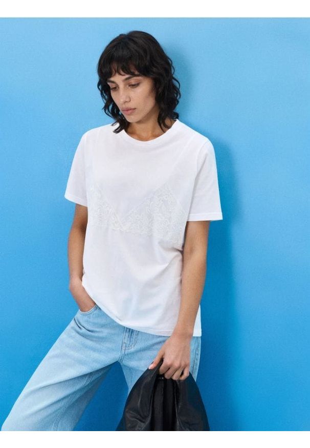 Sinsay - Bawełniana koszulka z ozdobną koronką - biały. Kolor: biały. Materiał: bawełna, koronka. Wzór: koronka
