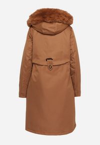 Born2be - Jasnobrązowa Kurtka Typu Parka z Kapturem i Odpinanym Kołnierzem Ściągana w Talii Semithira. Okazja: na spacer, na co dzień. Typ kołnierza: kaptur. Kolor: brązowy. Materiał: dzianina. Długość: długie. Wzór: aplikacja. Styl: casual, elegancki, klasyczny #4
