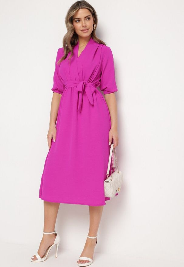 Born2be - Fuksjowa Sukienka Rheniolea. Typ kołnierza: dekolt kopertowy. Kolor: różowy. Typ sukienki: kopertowe. Styl: elegancki. Długość: midi