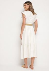 Born2be - Biało-Czerwona Wiskozowa Sukienka z Kopertowym Dekoltem i Paskiem Nilazea. Okazja: na co dzień. Kolor: biały. Materiał: wiskoza. Typ sukienki: kopertowe. Styl: boho, casual, elegancki #5