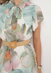 Born2be - Jasnozielona Sukienka o Rozkloszowanym Kroju z Wiązaniem przy Dekolcie i Paskiem Sorilina. Okazja: na co dzień. Kolor: zielony. Długość rękawa: krótki rękaw. Wzór: kwiaty. Styl: casual, elegancki #6