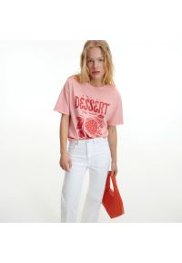 Reserved - T-shirt regular z efektem sprania - Różowy. Kolor: różowy
