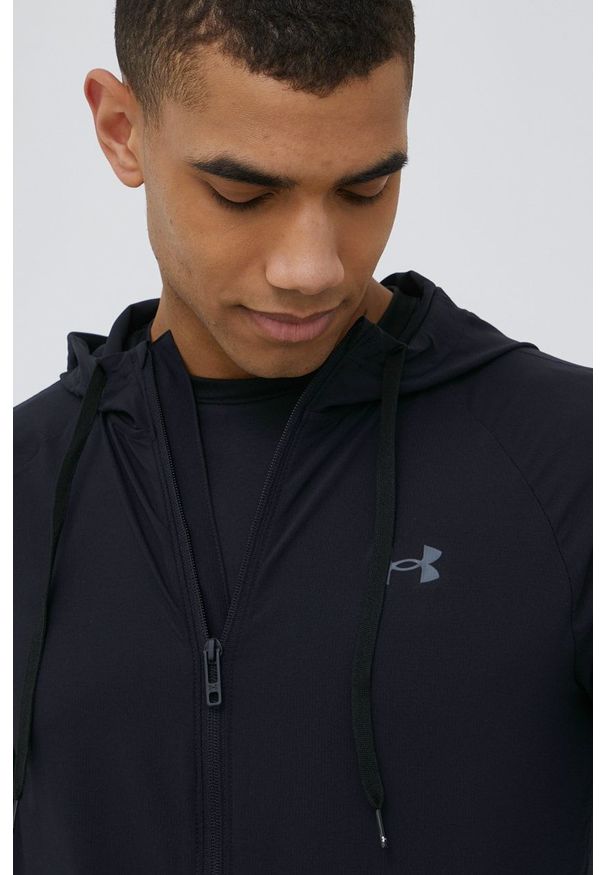 Under Armour bluza treningowa męska kolor czarny z kapturem gładka. Typ kołnierza: kaptur. Kolor: czarny. Materiał: materiał. Długość rękawa: raglanowy rękaw. Wzór: gładki