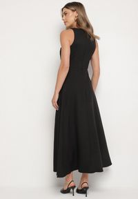 Born2be - Czarna Rozkloszowana Sukienka z Wiskozą i Dekoltem Typu Halter Dolienna. Typ kołnierza: dekolt halter. Kolor: czarny. Materiał: wiskoza. Typ sukienki: rozkloszowane. Styl: elegancki #4