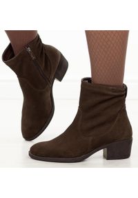 Czekoladowe zimowe Polskie kowbojki damskie Gregors 869. Okazja: do pracy. Kolor: brązowy. Materiał: zamsz, skóra. Szerokość cholewki: normalna. Sezon: zima. Obcas: na obcasie. Styl: elegancki, boho. Wysokość obcasa: średni #1