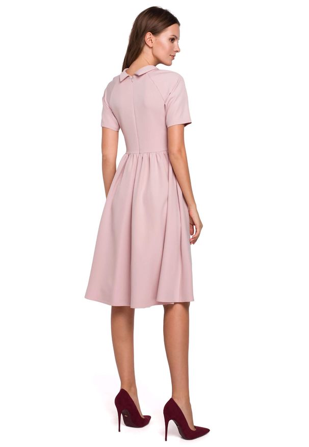 Sukienki.shop - Elegancka rozkloszowana sukienka z wywiniętą stójką różowa. Okazja: do pracy. Typ kołnierza: kołnierzyk stójkowy. Kolor: czerwony, różowy. Styl: elegancki