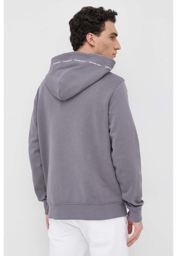 Calvin Klein Jeans Bluza męska kolor szary z kapturem gładka. Okazja: na co dzień. Typ kołnierza: kaptur. Kolor: szary. Materiał: dzianina. Wzór: gładki. Styl: casual