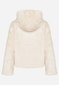 Born2be - Beżowa Casualowa Kurtka Futerko z Kapturem Nindrie. Okazja: na co dzień. Typ kołnierza: kaptur. Kolor: beżowy. Materiał: futro. Styl: casual #5