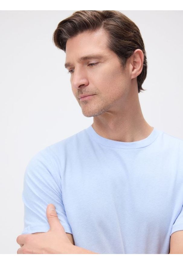 Reserved - T-shirt regular fit z lnem - jasnoniebieski. Kolor: niebieski. Materiał: len