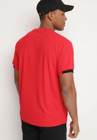 Born2be - Czerwona Koszulka T-shirt z Napisem ELAVATED Kolianis. Okazja: na co dzień. Kolor: czerwony. Wzór: napisy. Styl: klasyczny, casual