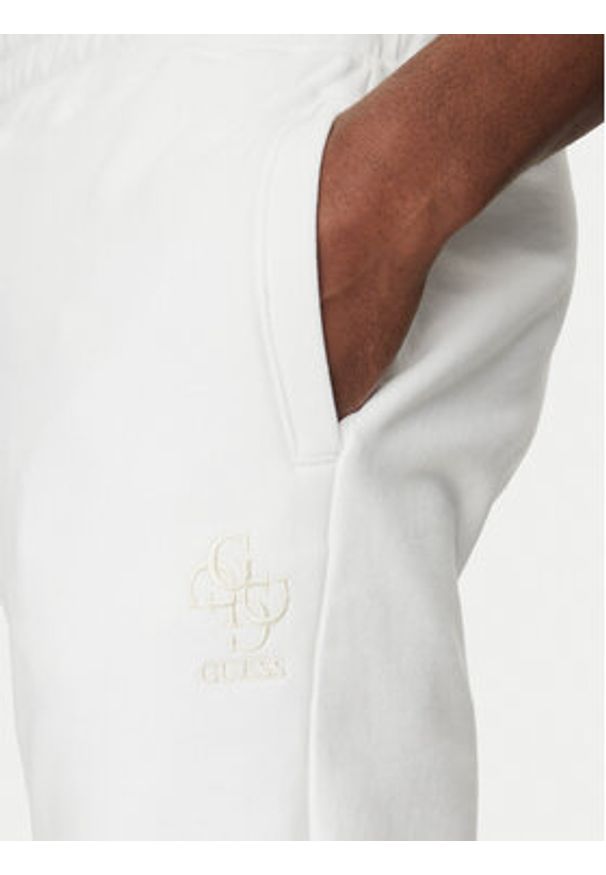 Guess Szorty sportowe M5GD10 KCN01 Biały Regular Fit. Kolor: biały. Materiał: bawełna. Styl: sportowy