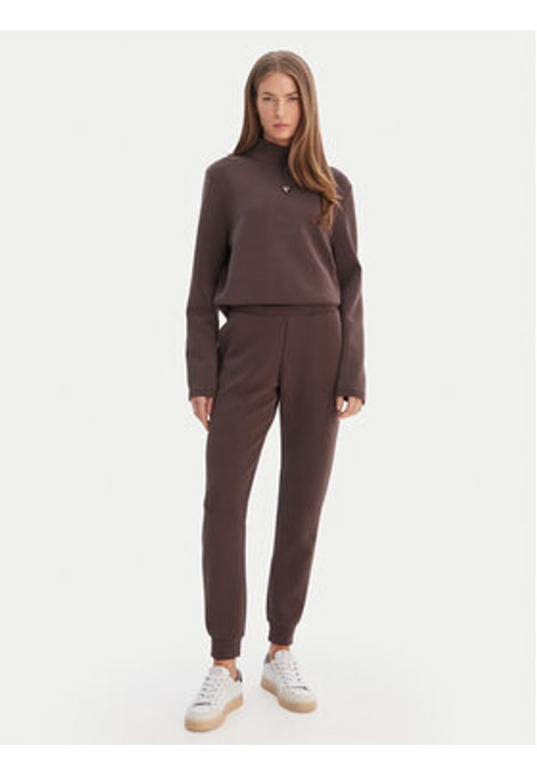 Guess Spodnie dresowe V4YB08 KCAY2 Brązowy Regular Fit. Kolor: brązowy. Materiał: syntetyk
