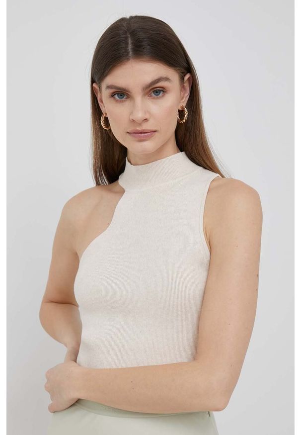 DKNY - Dkny top damski kolor beżowy z półgolfem. Typ kołnierza: dekolt halter. Kolor: beżowy. Materiał: dzianina
