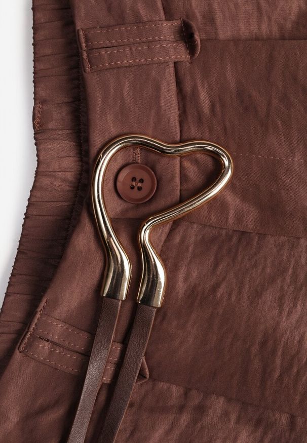 Born2be - Brązowe Szerokie Spodnie z Wysokim Stanem z Domieszką Bawełny i Geometryczną Klamrą Syliteia. Okazja: na co dzień. Stan: podwyższony. Kolor: brązowy. Materiał: bawełna. Wzór: geometria. Styl: casual