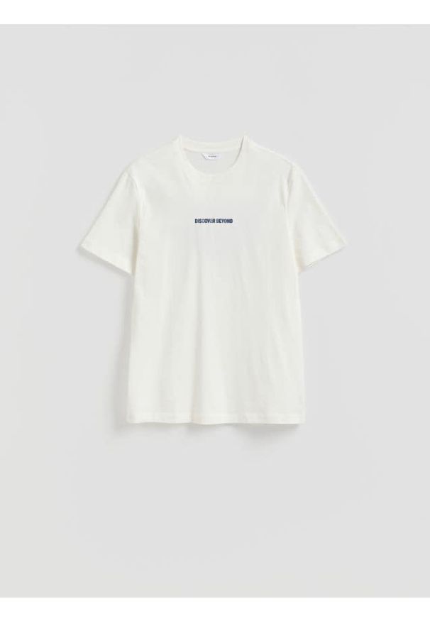 Reserved - T-shirt regular z nadrukiem na plecach - biały. Kolor: biały. Materiał: bawełna, dzianina. Wzór: nadruk