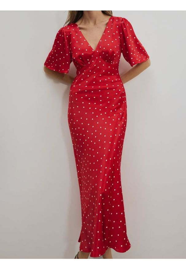 Reserved - Sukienka midi w grochy - czerwony. Kolor: czerwony. Materiał: wiskoza. Wzór: grochy. Długość: midi