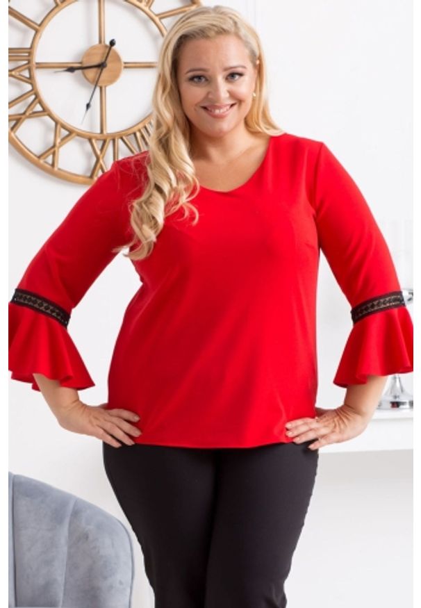 KARKO - Bluzka elegancka rękaw flamenco JUDYTA czerwona PROMOCJA. Okazja: na spotkanie biznesowe, do pracy, na randkę, na uczelnię. Typ kołnierza: dekolt w serek. Kolekcja: plus size. Kolor: czerwony. Materiał: tkanina, skóra, poliester, materiał, jeans, koronka, elastan. Długość: długie. Sezon: lato. Styl: elegancki