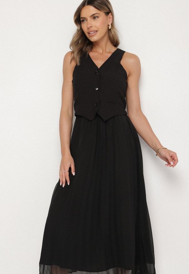 Born2be - Czarna Plisowana Sukienka z Wiskozy z Wszytą Kamizelką Silanda. Typ kołnierza: dekolt w serek. Kolor: czarny. Materiał: wiskoza. Sezon: wiosna. Styl: klasyczny, elegancki