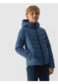 4f - 4F Kurtka puchowa z wypełnieniem syntetycznym chłopięca - niebieska 134 (8-9 lat). Okazja: na co dzień. Typ kołnierza: kaptur, kołnierzyk stójkowy. Kolor: niebieski. Materiał: syntetyk, puch. Długość: długie. Wzór: jodełka, gładki. Sezon: lato. Styl: sportowy, klasyczny, casual, elegancki #1