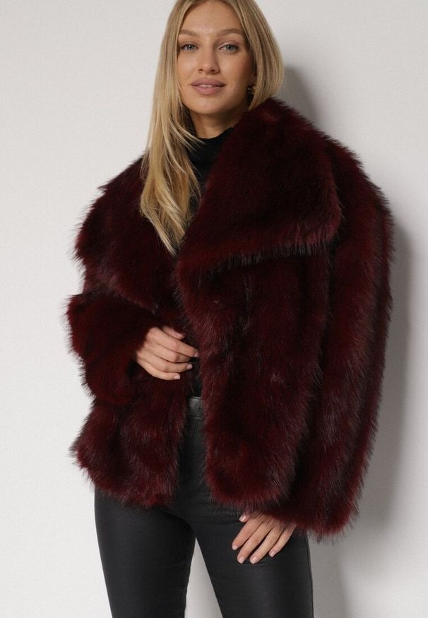 Born2be - Bordowa Kurtka Futerko z Szerokim Kołnierzem Vertilira. Okazja: na co dzień. Kolor: czerwony. Materiał: futro. Styl: casual, elegancki, wizytowy
