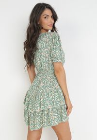 Born2be - Zielona Wiskozowa Sukienka Mini z Gumką w Pasie i Falbankami Gantisa. Typ kołnierza: kołnierz z falbankami. Kolor: zielony. Materiał: wiskoza. Wzór: kwiaty. Typ sukienki: kopertowe. Długość: mini #2
