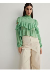 Reserved - Bluzka z falbanami - zielony. Kolor: zielony. Materiał: tkanina. Długość: krótkie #1