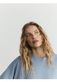 Reserved - T-shirt oversize z modalem - jasnoniebieski. Kolor: niebieski. Materiał: dzianina