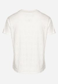 Born2be - Biały T-shirt z Ażurowym Wzorem Mleassa. Okazja: na co dzień. Kolor: biały. Wzór: ażurowy. Styl: casual, elegancki #2