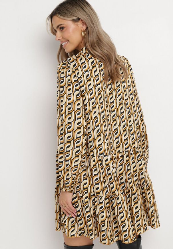 Born2be - Beżowa Rozkloszowana Sukienka Mini z Falbanką Naike. Kolor: beżowy. Materiał: tkanina. Wzór: aplikacja. Długość: mini