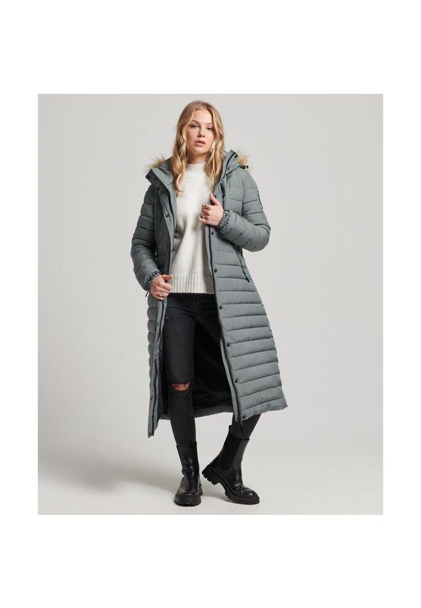 Damska długa kurtka z kapturem Superdry Fuji. Typ kołnierza: kaptur. Kolor: zielony. Materiał: puch. Długość rękawa: długi rękaw. Długość: długie. Sezon: zima