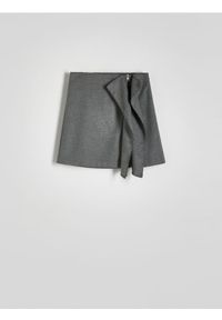 Reserved - Spódnica mini z ozdobnymi fałdami - jasnoszary. Kolor: szary. Materiał: tkanina, wiskoza. Wzór: gładki #1