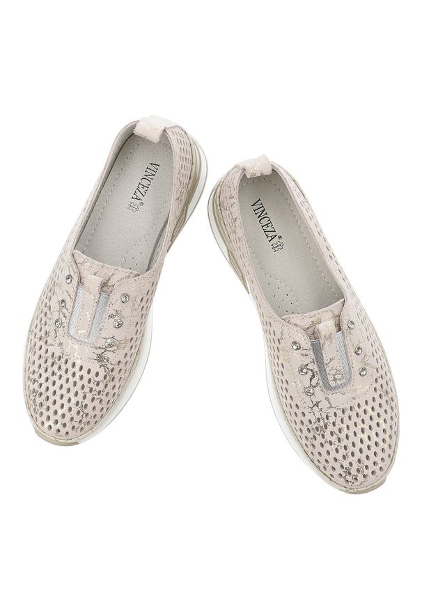 Półbuty damskie Vinceza, cholewka ze skóry naturalnej z metalicznym połyskiem wsuwany fason z zabudowanym przodem, beżowe, 93226. Okazja: na co dzień. Kolor: beżowy. Materiał: skóra. Szerokość cholewki: normalna. Wzór: ażurowy. Styl: elegancki, casual