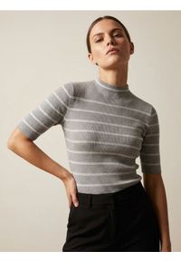 Sinsay - Sweter z krótkim rękawem w paski - szary. Kolor: szary. Długość rękawa: krótki rękaw. Długość: krótkie. Wzór: paski #1