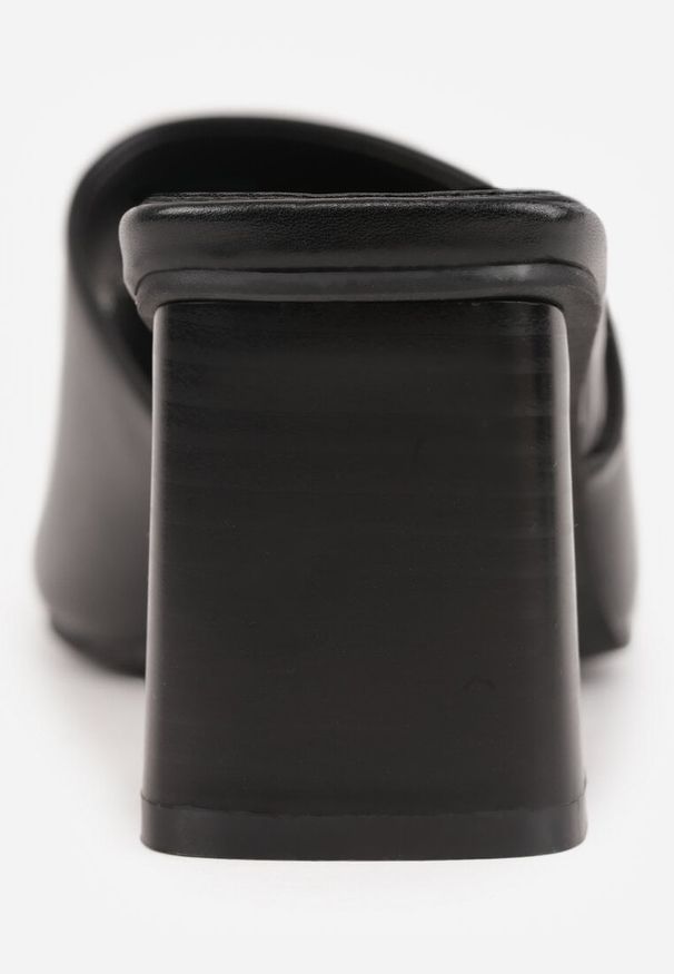 Renee - Czarne Eleganckie Klapki na Słupku z Otwartym Noskiem Kwadratowym Hippeis. Okazja: na co dzień. Nosek buta: otwarty. Kolor: czarny. Materiał: jeans. Obcas: na słupku. Styl: elegancki. Wysokość obcasa: średni