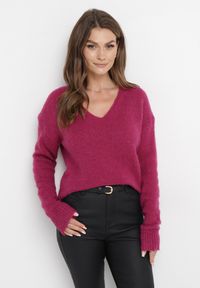 Born2be - Fioletowy Klasyczny Sweter z Trójkątnym Dekoltem i Ściągaczami Nurela. Kolor: fioletowy. Długość rękawa: długi rękaw. Długość: długie. Styl: klasyczny