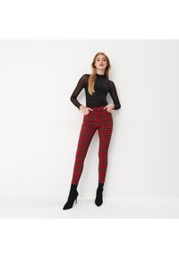 Mohito - Woskowane spodnie skinny w kratę - Brązowy. Kolor: brązowy #1
