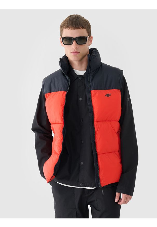 4f - 4F Bezrękawnik puchowy z wypełnieniem syntetycznym męski - czerwony S. Okazja: na co dzień. Typ kołnierza: kołnierzyk stójkowy. Kolor: czerwony. Materiał: syntetyk, puch. Długość rękawa: bez rękawów. Długość: krótkie. Wzór: gładki. Styl: casual, sportowy, klasyczny
