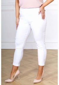 Nasi partnerzy - Białe spodnie chinosy Nina z zamkami 7/8 PLUS SIZE XXL WIOSNA. Okazja: do pracy, na spacer, na co dzień. Kolekcja: plus size. Kolor: biały. Materiał: tkanina, poliester, elastan, wiskoza, materiał, włókno. Długość: krótkie. Sezon: wiosna. Styl: casual #1