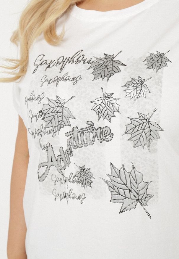 Born2be - Biały T-shirt z Bawełny o Kroju Nietoperza z Metalicznym Nadrukiem Olisenia. Okazja: na co dzień. Kolor: biały. Materiał: bawełna. Wzór: nadruk. Styl: casual