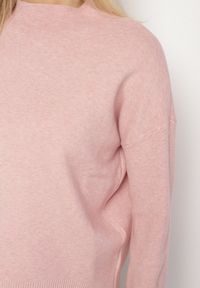 Born2be - Różowy Gładki Sweter o Pudełkowym Kroju ze Stójką Unessa. Okazja: na co dzień. Typ kołnierza: kołnierzyk stójkowy. Kolor: różowy. Materiał: jeans. Wzór: gładki. Styl: casual #7