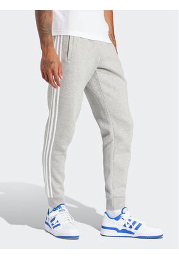 Adidas - adidas Spodnie dresowe adicolor 3-Stripes IM9318 Szary Slim Fit. Kolor: szary. Materiał: bawełna
